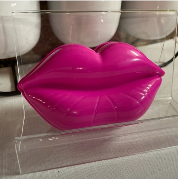 unbranded Accessories - Lip💋-Shaped Compact / Travel Brush- Mirror 💓👄